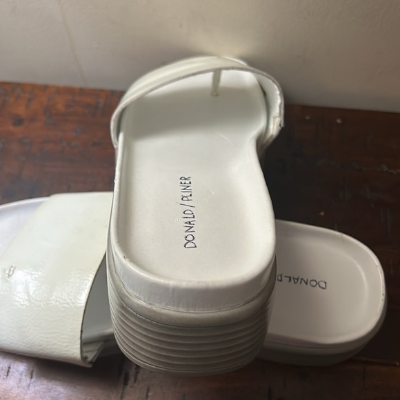 Donald Pilner Designer Sandals, white and cream, Size 7.5 - Picture 8 of 9